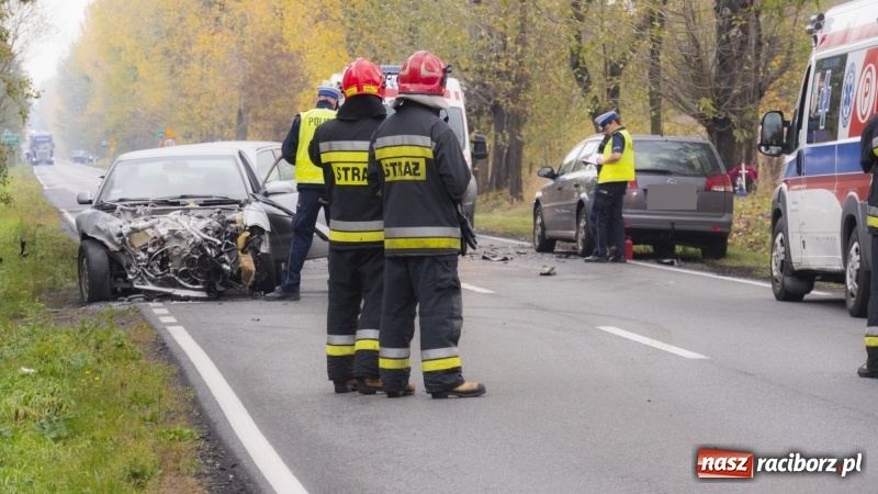 Zdjęcie w galerii na portalu naszraciborz.pl: Czołowe zderzenie audi i forda na DW 919 wiadomości z regionu