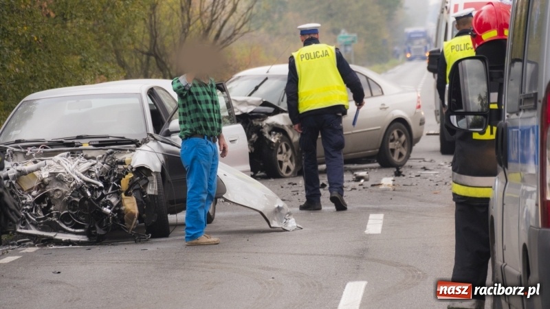 Zdjęcie w galerii na portalu naszraciborz.pl: Czołowe zderzenie audi i forda na DW 919 wiadomości z regionu