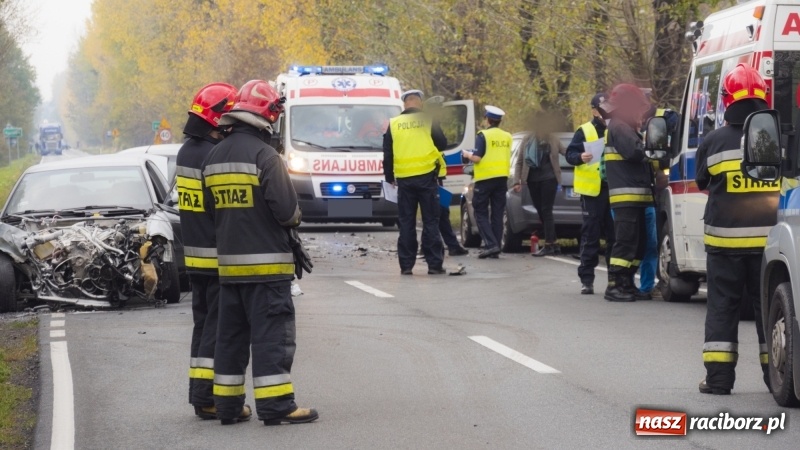 Zdjęcie w galerii na portalu naszraciborz.pl: Czołowe zderzenie audi i forda na DW 919 wiadomości z regionu
