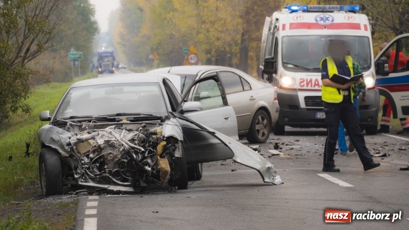 Zdjęcie w galerii na portalu naszraciborz.pl: Czołowe zderzenie audi i forda na DW 919 wiadomości z regionu