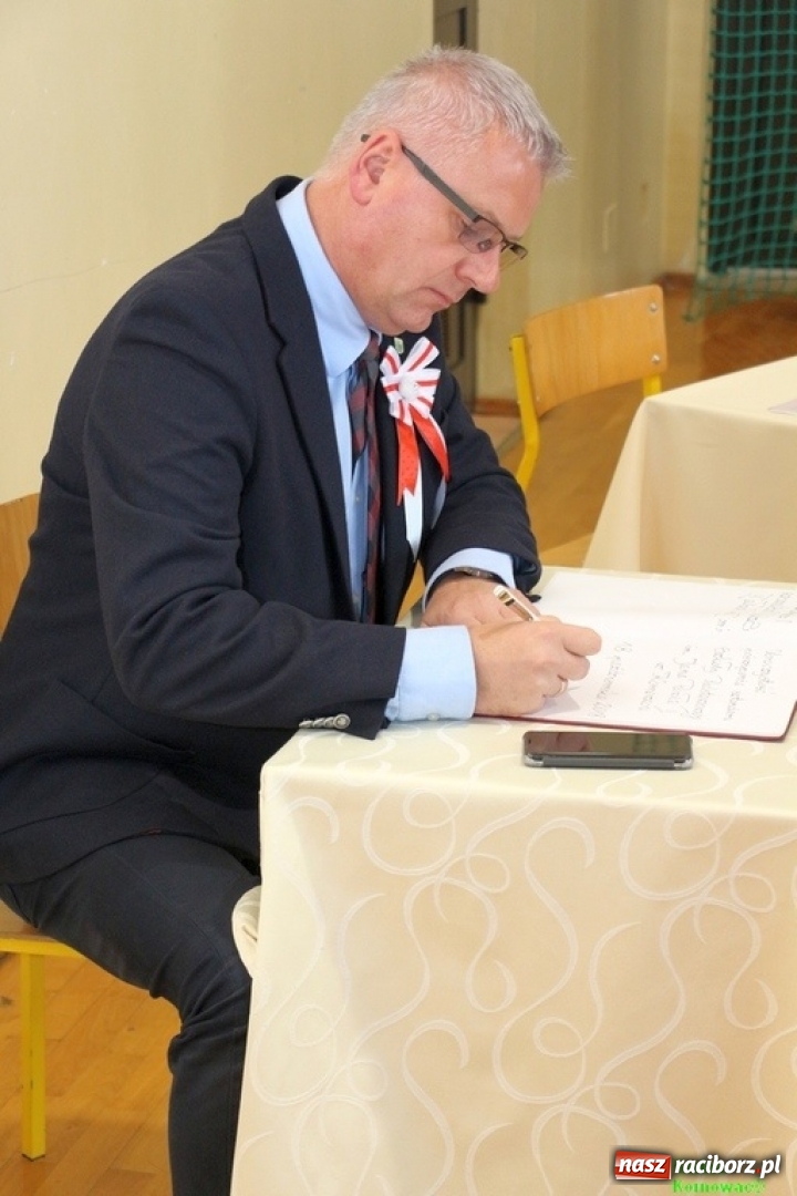 Zdjęcie w galerii na portalu naszraciborz.pl: Szkoła Podstawowa im. Jana Pawła II w Kornowacu ma nowy sztandar wiadomości z regionu