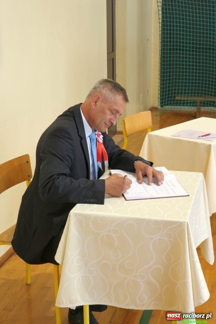 Zdjęcie w galerii na portalu naszraciborz.pl: Szkoła Podstawowa im. Jana Pawła II w Kornowacu ma nowy sztandar wiadomości z regionu