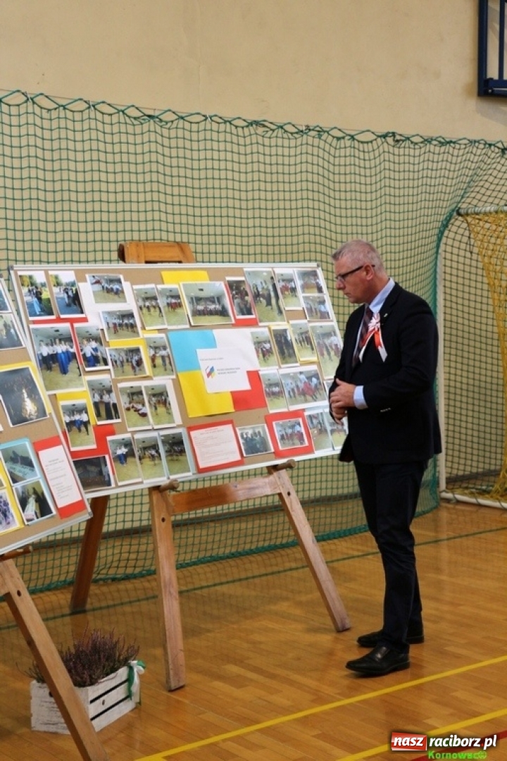 Zdjęcie w galerii na portalu naszraciborz.pl: Szkoła Podstawowa im. Jana Pawła II w Kornowacu ma nowy sztandar wiadomości z regionu