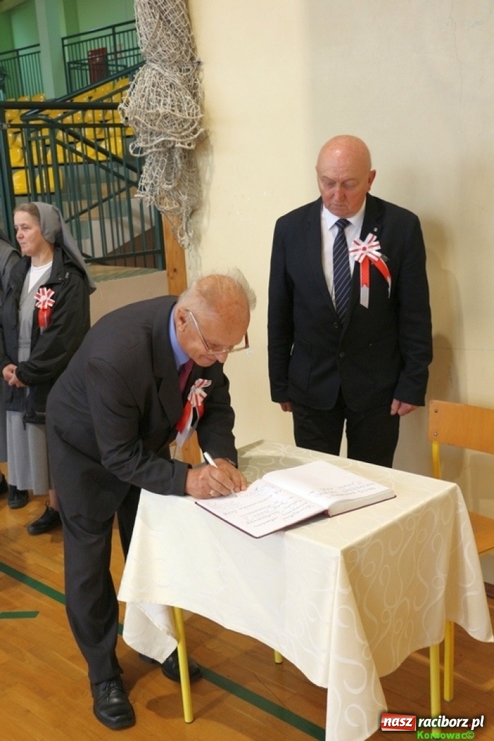 Zdjęcie w galerii na portalu naszraciborz.pl: Szkoła Podstawowa im. Jana Pawła II w Kornowacu ma nowy sztandar wiadomości z regionu