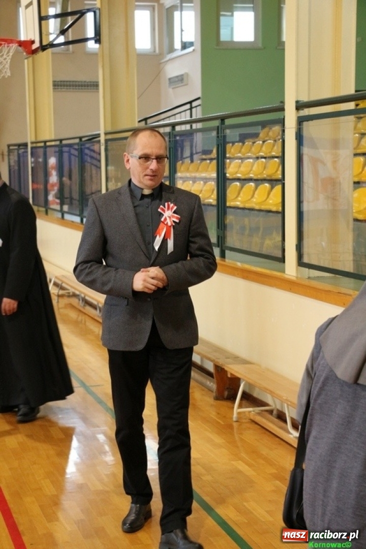 Zdjęcie w galerii na portalu naszraciborz.pl: Szkoła Podstawowa im. Jana Pawła II w Kornowacu ma nowy sztandar wiadomości z regionu