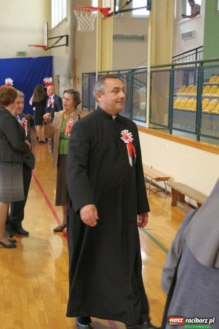 Zdjęcie w galerii na portalu naszraciborz.pl: Szkoła Podstawowa im. Jana Pawła II w Kornowacu ma nowy sztandar wiadomości z regionu