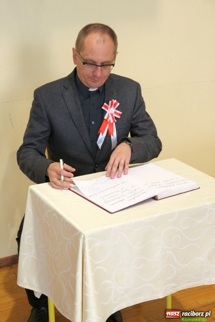 Zdjęcie w galerii na portalu naszraciborz.pl: Szkoła Podstawowa im. Jana Pawła II w Kornowacu ma nowy sztandar wiadomości z regionu