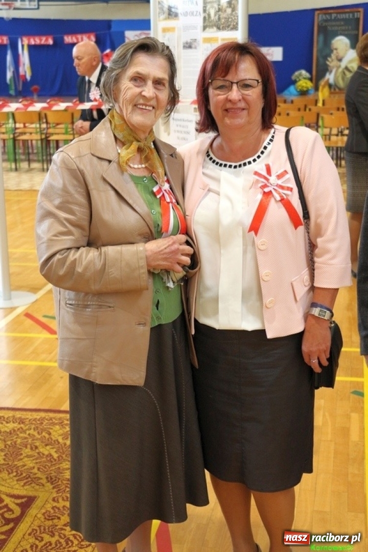 Zdjęcie w galerii na portalu naszraciborz.pl: Szkoła Podstawowa im. Jana Pawła II w Kornowacu ma nowy sztandar wiadomości z regionu