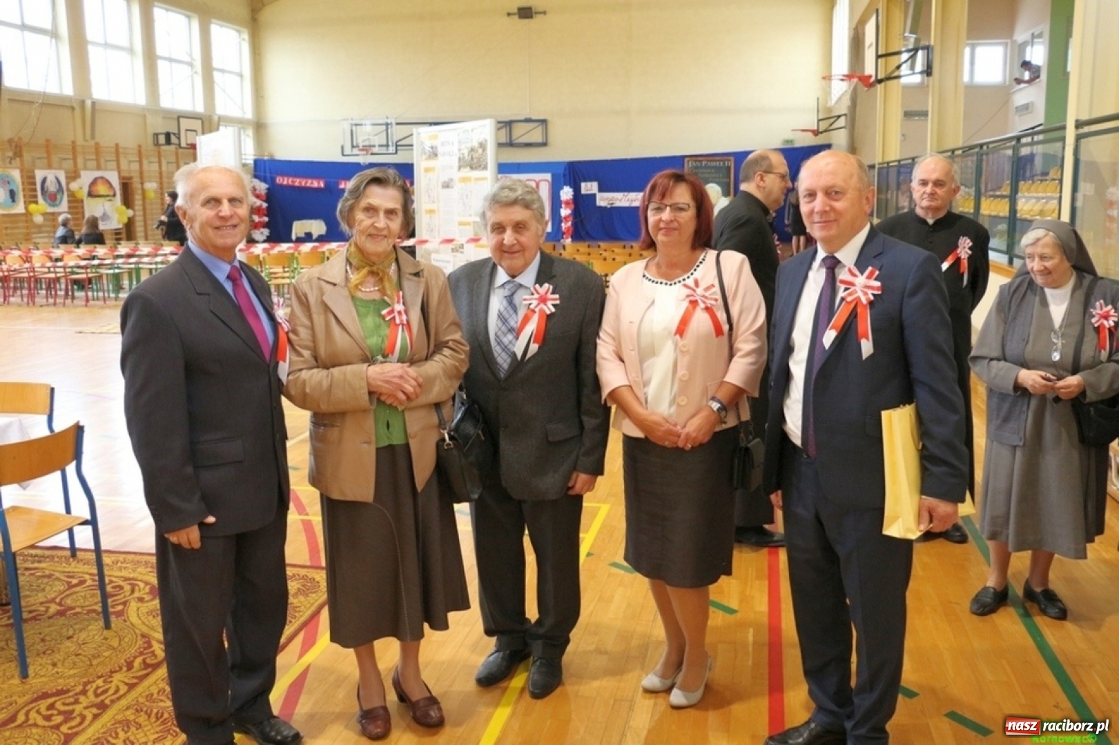 Zdjęcie w galerii na portalu naszraciborz.pl: Szkoła Podstawowa im. Jana Pawła II w Kornowacu ma nowy sztandar wiadomości z regionu