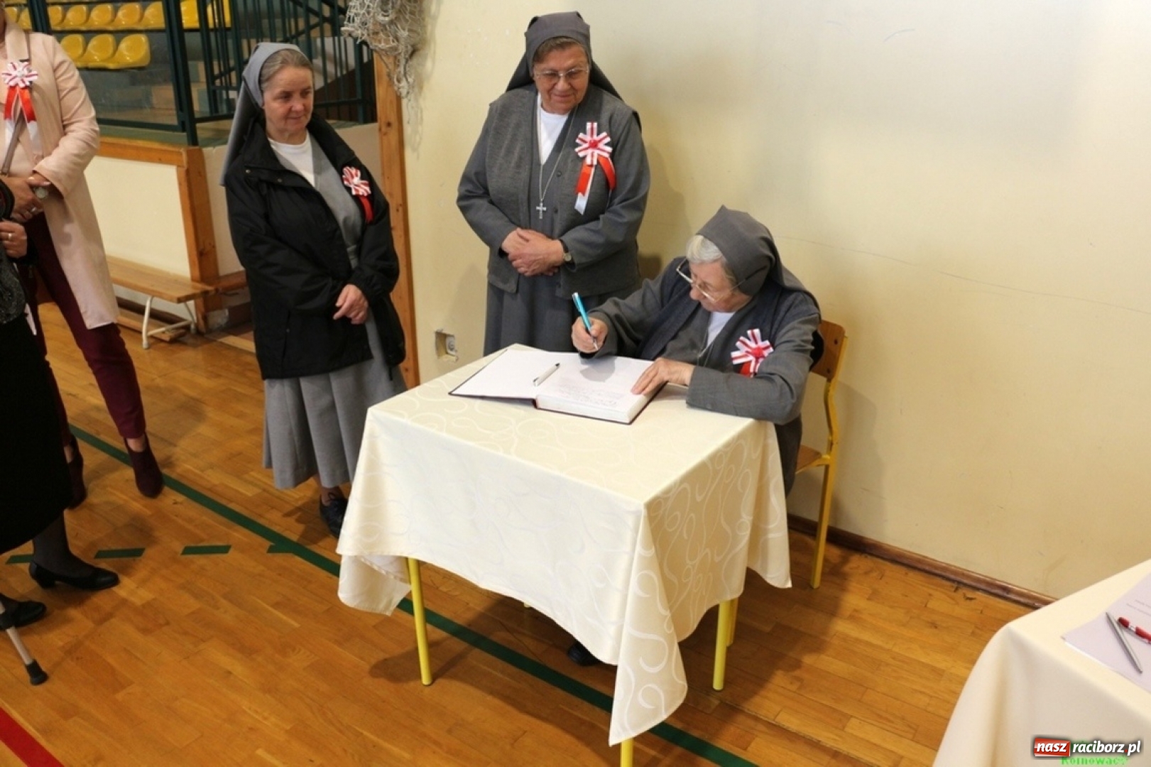 Zdjęcie w galerii na portalu naszraciborz.pl: Szkoła Podstawowa im. Jana Pawła II w Kornowacu ma nowy sztandar wiadomości z regionu