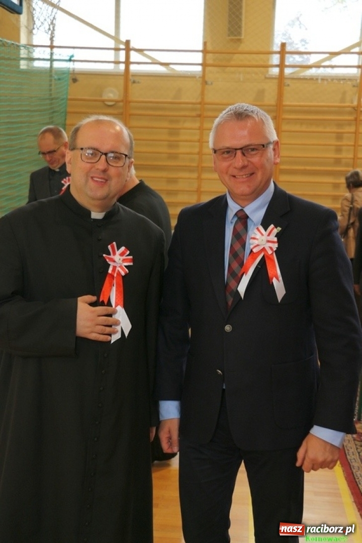 Zdjęcie w galerii na portalu naszraciborz.pl: Szkoła Podstawowa im. Jana Pawła II w Kornowacu ma nowy sztandar wiadomości z regionu