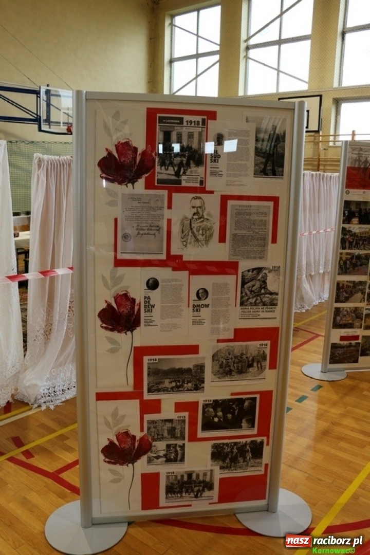 Zdjęcie w galerii na portalu naszraciborz.pl: Szkoła Podstawowa im. Jana Pawła II w Kornowacu ma nowy sztandar wiadomości z regionu