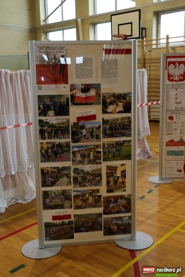 Zdjęcie w galerii na portalu naszraciborz.pl: Szkoła Podstawowa im. Jana Pawła II w Kornowacu ma nowy sztandar wiadomości z regionu