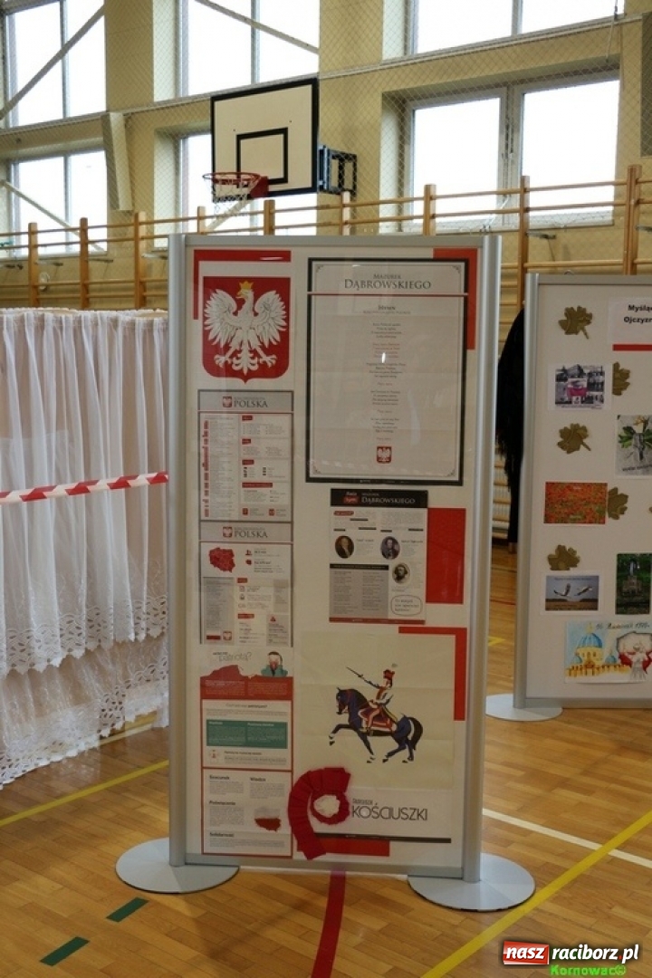 Zdjęcie w galerii na portalu naszraciborz.pl: Szkoła Podstawowa im. Jana Pawła II w Kornowacu ma nowy sztandar wiadomości z regionu