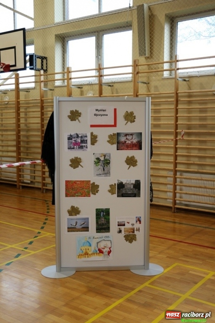 Zdjęcie w galerii na portalu naszraciborz.pl: Szkoła Podstawowa im. Jana Pawła II w Kornowacu ma nowy sztandar wiadomości z regionu