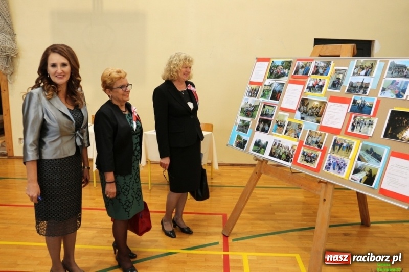 Zdjęcie w galerii na portalu naszraciborz.pl: Szkoła Podstawowa im. Jana Pawła II w Kornowacu ma nowy sztandar wiadomości z regionu