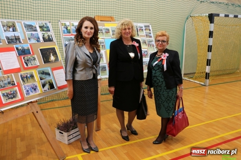 Zdjęcie w galerii na portalu naszraciborz.pl: Szkoła Podstawowa im. Jana Pawła II w Kornowacu ma nowy sztandar wiadomości z regionu