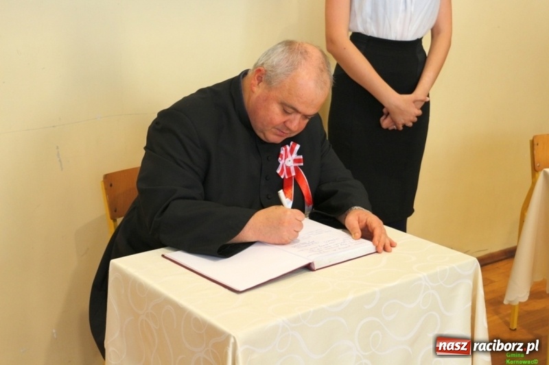 Zdjęcie w galerii na portalu naszraciborz.pl: Szkoła Podstawowa im. Jana Pawła II w Kornowacu ma nowy sztandar wiadomości z regionu