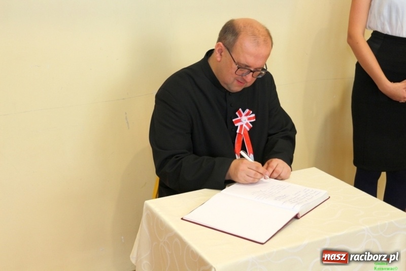 Zdjęcie w galerii na portalu naszraciborz.pl: Szkoła Podstawowa im. Jana Pawła II w Kornowacu ma nowy sztandar wiadomości z regionu