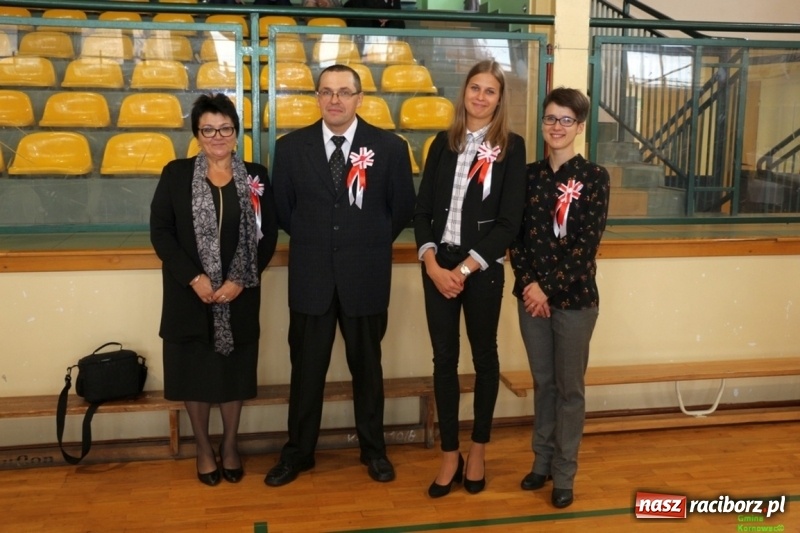 Zdjęcie w galerii na portalu naszraciborz.pl: Szkoła Podstawowa im. Jana Pawła II w Kornowacu ma nowy sztandar wiadomości z regionu