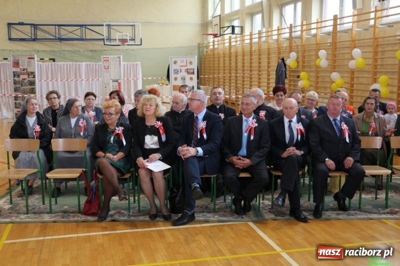 Zdjęcie w galerii na portalu naszraciborz.pl: Szkoła Podstawowa im. Jana Pawła II w Kornowacu ma nowy sztandar wiadomości z regionu