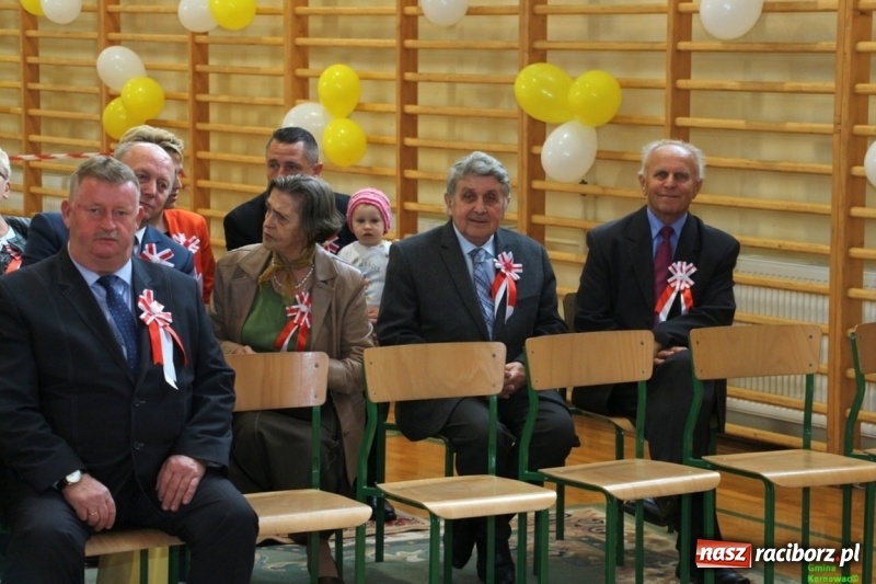 Zdjęcie w galerii na portalu naszraciborz.pl: Szkoła Podstawowa im. Jana Pawła II w Kornowacu ma nowy sztandar wiadomości z regionu