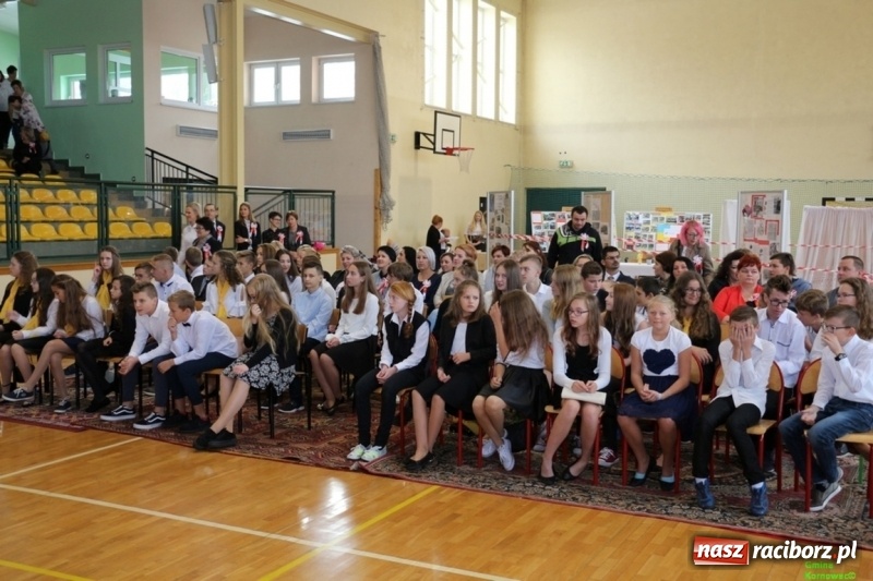 Zdjęcie w galerii na portalu naszraciborz.pl: Szkoła Podstawowa im. Jana Pawła II w Kornowacu ma nowy sztandar wiadomości z regionu