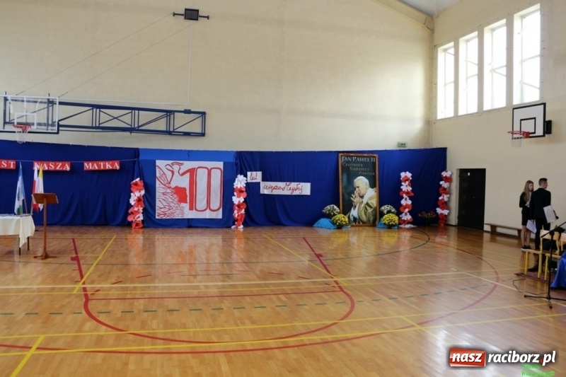 Zdjęcie w galerii na portalu naszraciborz.pl: Szkoła Podstawowa im. Jana Pawła II w Kornowacu ma nowy sztandar wiadomości z regionu