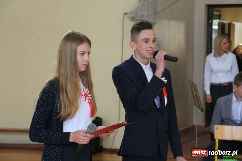 Zdjęcie w galerii na portalu naszraciborz.pl: Szkoła Podstawowa im. Jana Pawła II w Kornowacu ma nowy sztandar wiadomości z regionu