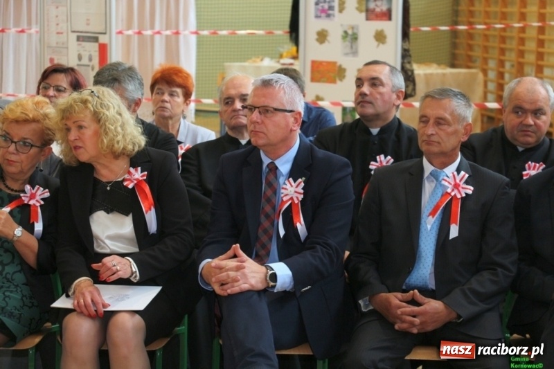 Zdjęcie w galerii na portalu naszraciborz.pl: Szkoła Podstawowa im. Jana Pawła II w Kornowacu ma nowy sztandar wiadomości z regionu