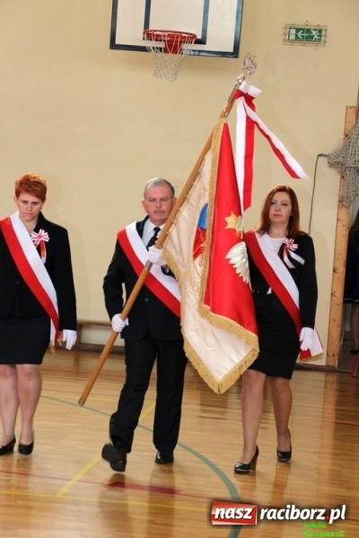 Zdjęcie w galerii na portalu naszraciborz.pl: Szkoła Podstawowa im. Jana Pawła II w Kornowacu ma nowy sztandar wiadomości z regionu
