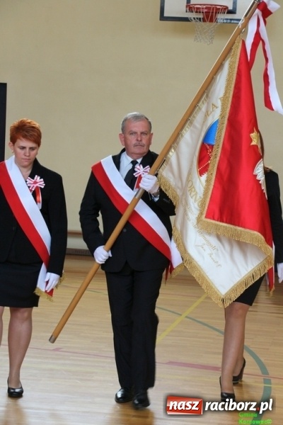 Zdjęcie w galerii na portalu naszraciborz.pl: Szkoła Podstawowa im. Jana Pawła II w Kornowacu ma nowy sztandar wiadomości z regionu