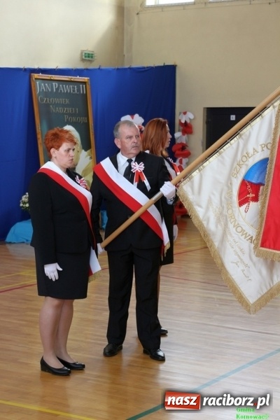Zdjęcie w galerii na portalu naszraciborz.pl: Szkoła Podstawowa im. Jana Pawła II w Kornowacu ma nowy sztandar wiadomości z regionu