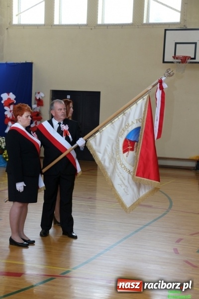 Zdjęcie w galerii na portalu naszraciborz.pl: Szkoła Podstawowa im. Jana Pawła II w Kornowacu ma nowy sztandar wiadomości z regionu