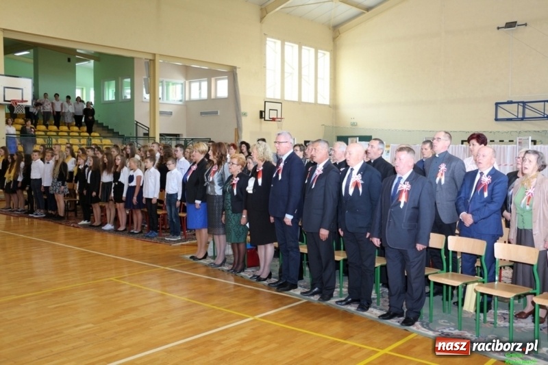 Zdjęcie w galerii na portalu naszraciborz.pl: Szkoła Podstawowa im. Jana Pawła II w Kornowacu ma nowy sztandar wiadomości z regionu
