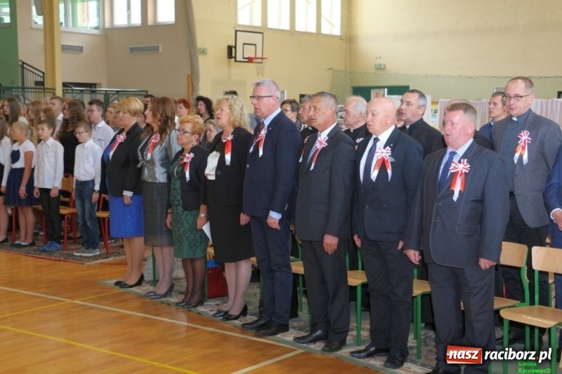 Zdjęcie w galerii na portalu naszraciborz.pl: Szkoła Podstawowa im. Jana Pawła II w Kornowacu ma nowy sztandar wiadomości z regionu