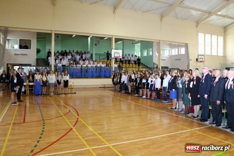 Zdjęcie w galerii na portalu naszraciborz.pl: Szkoła Podstawowa im. Jana Pawła II w Kornowacu ma nowy sztandar wiadomości z regionu