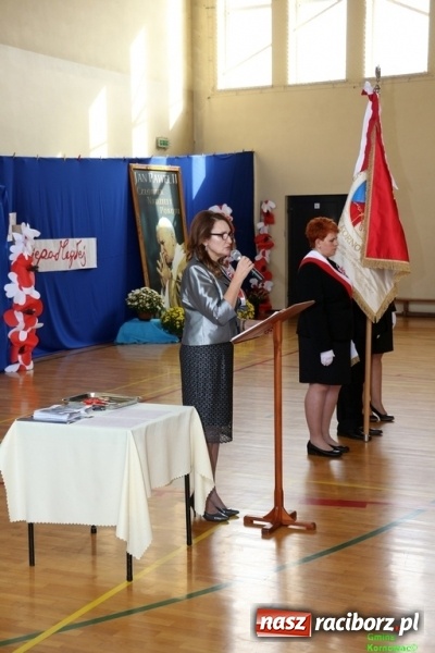 Zdjęcie w galerii na portalu naszraciborz.pl: Szkoła Podstawowa im. Jana Pawła II w Kornowacu ma nowy sztandar wiadomości z regionu