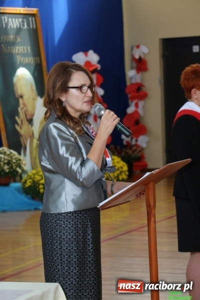 Zdjęcie w galerii na portalu naszraciborz.pl: Szkoła Podstawowa im. Jana Pawła II w Kornowacu ma nowy sztandar wiadomości z regionu