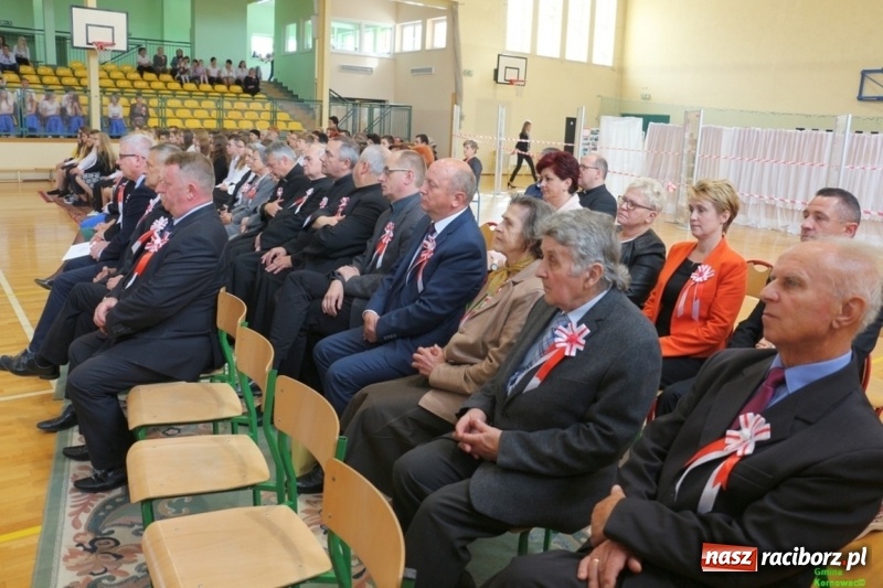 Zdjęcie w galerii na portalu naszraciborz.pl: Szkoła Podstawowa im. Jana Pawła II w Kornowacu ma nowy sztandar wiadomości z regionu