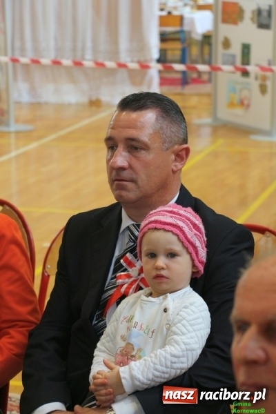 Zdjęcie w galerii na portalu naszraciborz.pl: Szkoła Podstawowa im. Jana Pawła II w Kornowacu ma nowy sztandar wiadomości z regionu