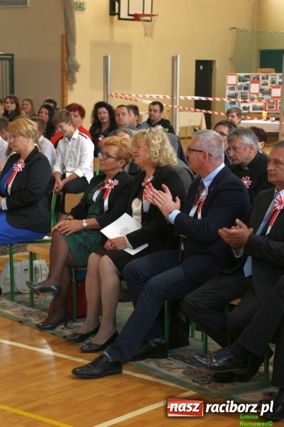 Zdjęcie w galerii na portalu naszraciborz.pl: Szkoła Podstawowa im. Jana Pawła II w Kornowacu ma nowy sztandar wiadomości z regionu