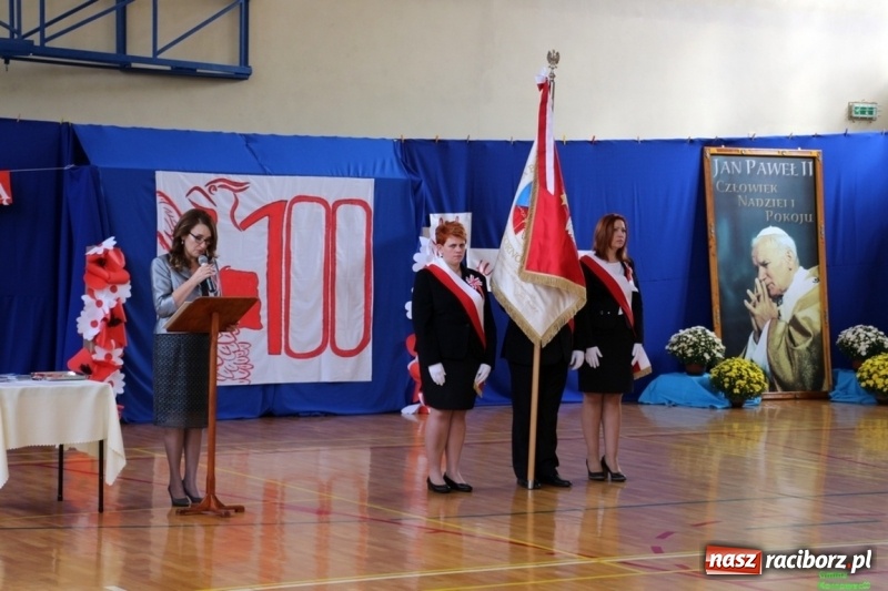 Zdjęcie w galerii na portalu naszraciborz.pl: Szkoła Podstawowa im. Jana Pawła II w Kornowacu ma nowy sztandar wiadomości z regionu