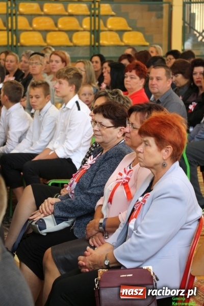 Zdjęcie w galerii na portalu naszraciborz.pl: Szkoła Podstawowa im. Jana Pawła II w Kornowacu ma nowy sztandar wiadomości z regionu