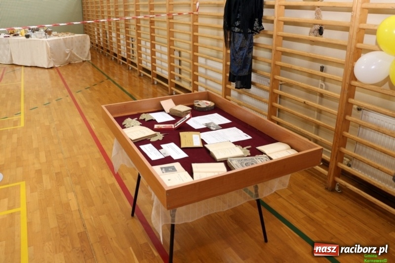 Zdjęcie w galerii na portalu naszraciborz.pl: Szkoła Podstawowa im. Jana Pawła II w Kornowacu ma nowy sztandar wiadomości z regionu