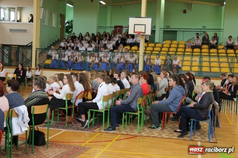 Zdjęcie w galerii na portalu naszraciborz.pl: Szkoła Podstawowa im. Jana Pawła II w Kornowacu ma nowy sztandar wiadomości z regionu