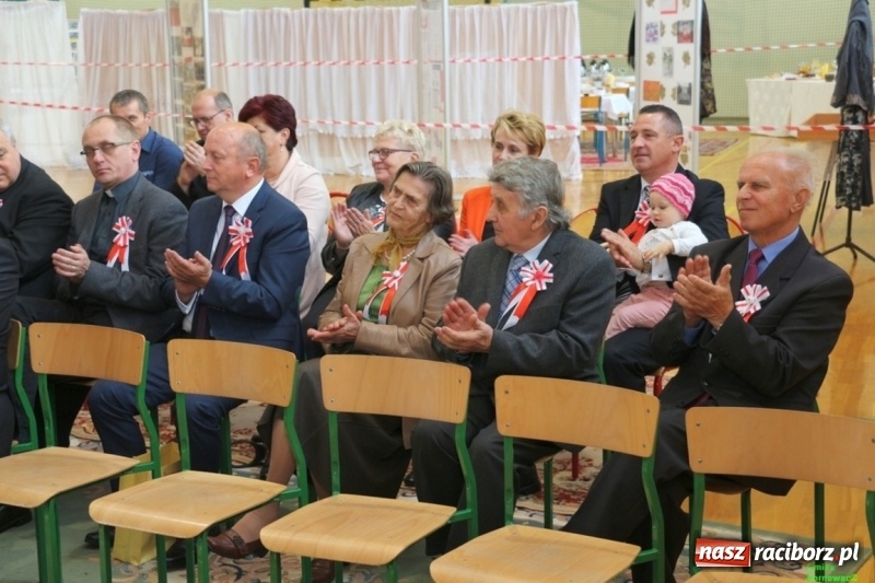 Zdjęcie w galerii na portalu naszraciborz.pl: Szkoła Podstawowa im. Jana Pawła II w Kornowacu ma nowy sztandar wiadomości z regionu