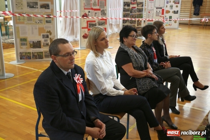 Zdjęcie w galerii na portalu naszraciborz.pl: Szkoła Podstawowa im. Jana Pawła II w Kornowacu ma nowy sztandar wiadomości z regionu