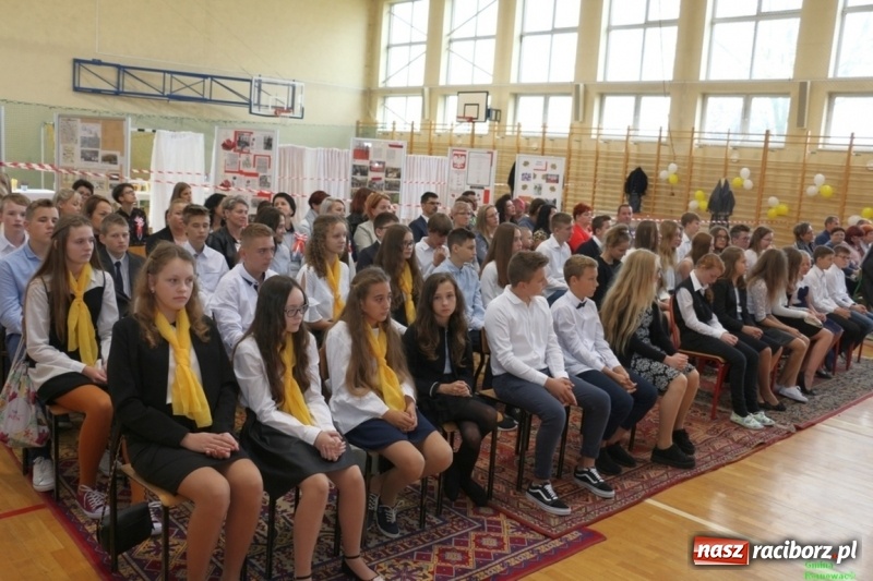 Zdjęcie w galerii na portalu naszraciborz.pl: Szkoła Podstawowa im. Jana Pawła II w Kornowacu ma nowy sztandar wiadomości z regionu