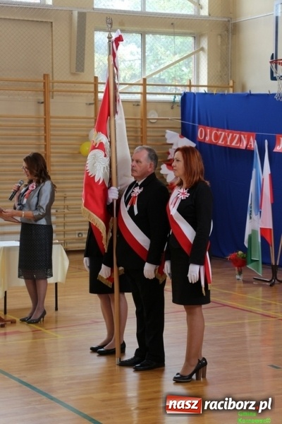 Zdjęcie w galerii na portalu naszraciborz.pl: Szkoła Podstawowa im. Jana Pawła II w Kornowacu ma nowy sztandar wiadomości z regionu